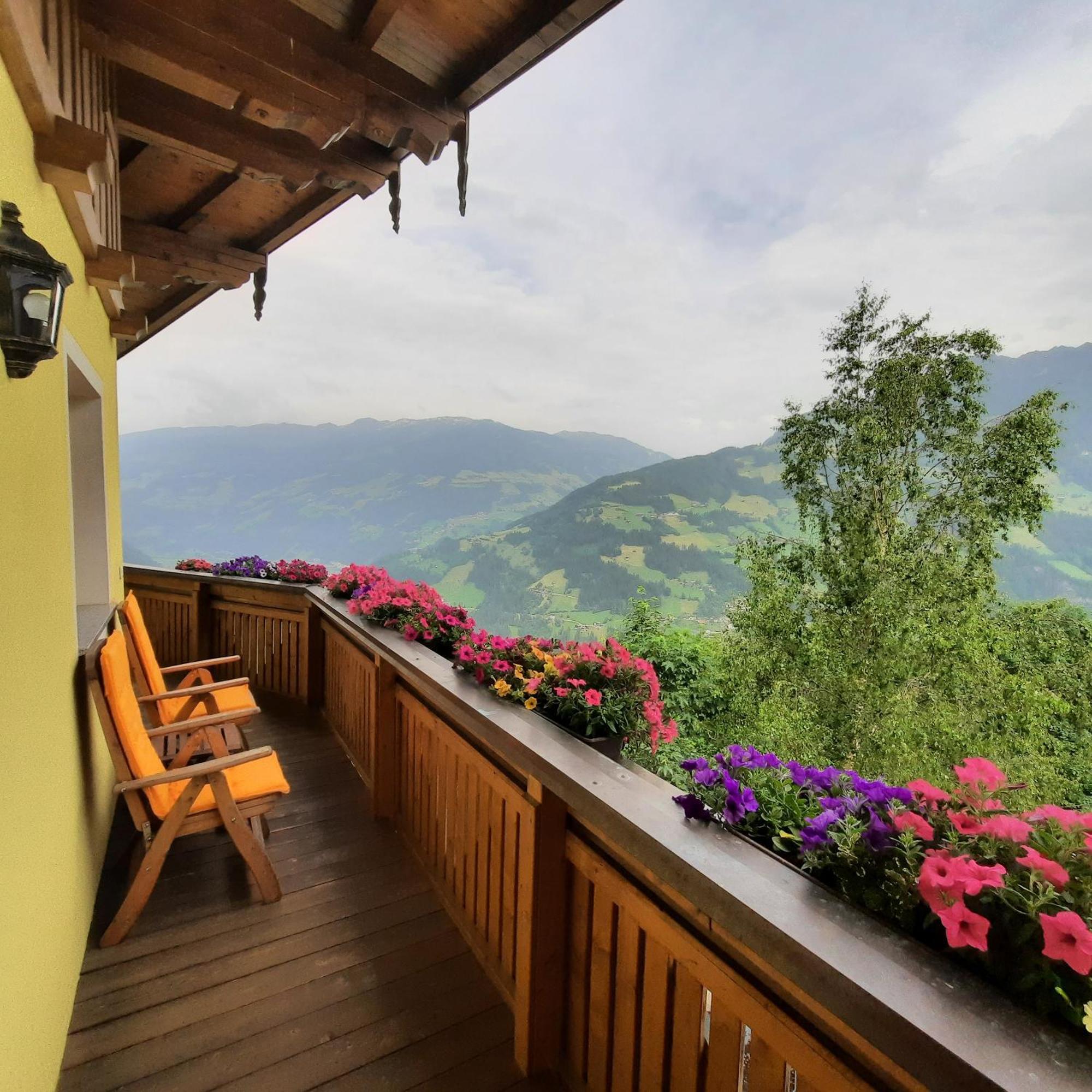 Landhaus Katharina Bis 12 Personen Mit Saunachalet Und Blick Auf Die Bergwelt Des Zillertals Hippach Dış mekan fotoğraf